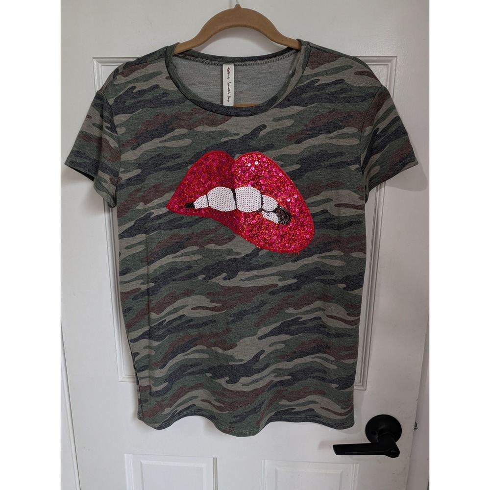 Vanilla Bay Sequined Glittery Lip Print Embroidery Tee Size Medium